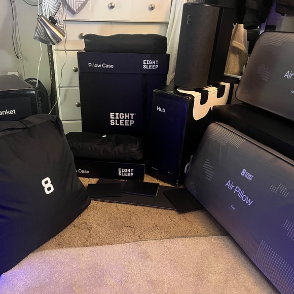 Sleep 8 hub 5 king blanket 2 air pillows and 2 covers - Picture 5 of 12